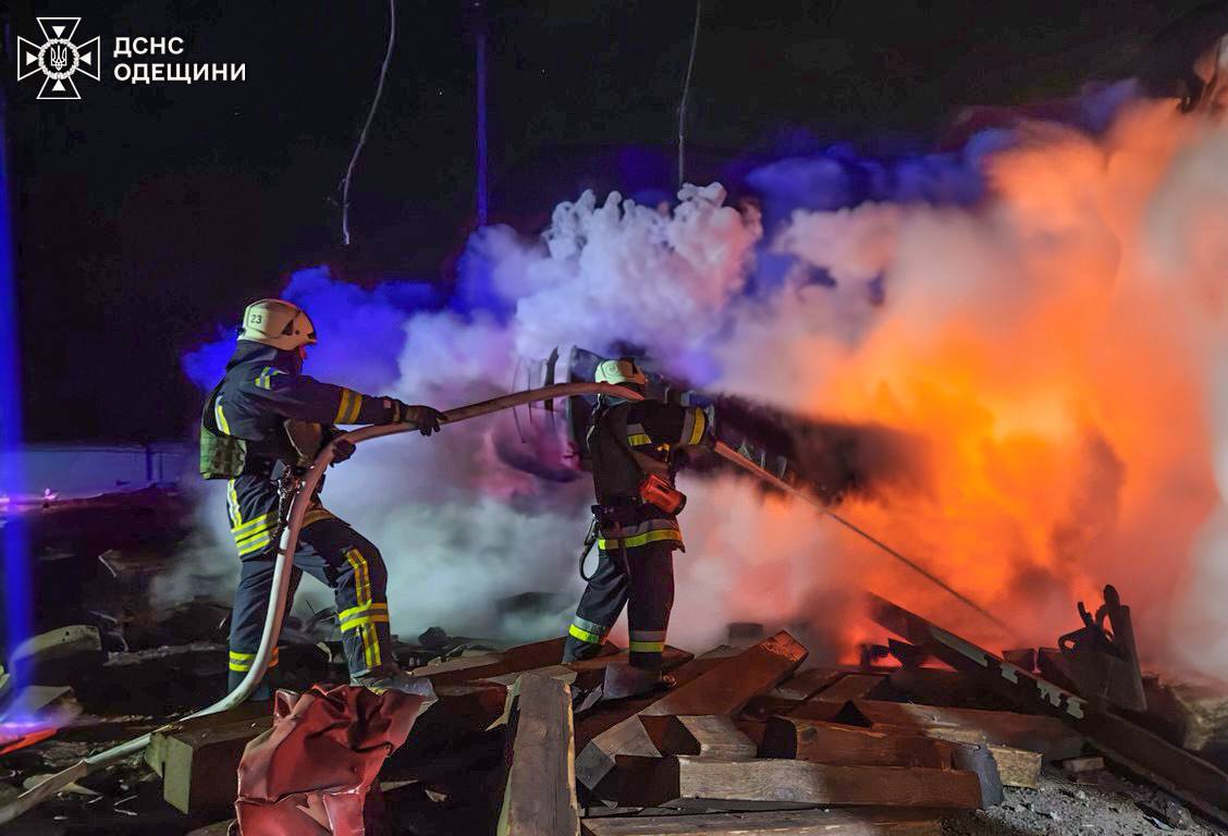 俄罗斯对乌克兰发动新一轮袭击：两人死亡，数十人受伤