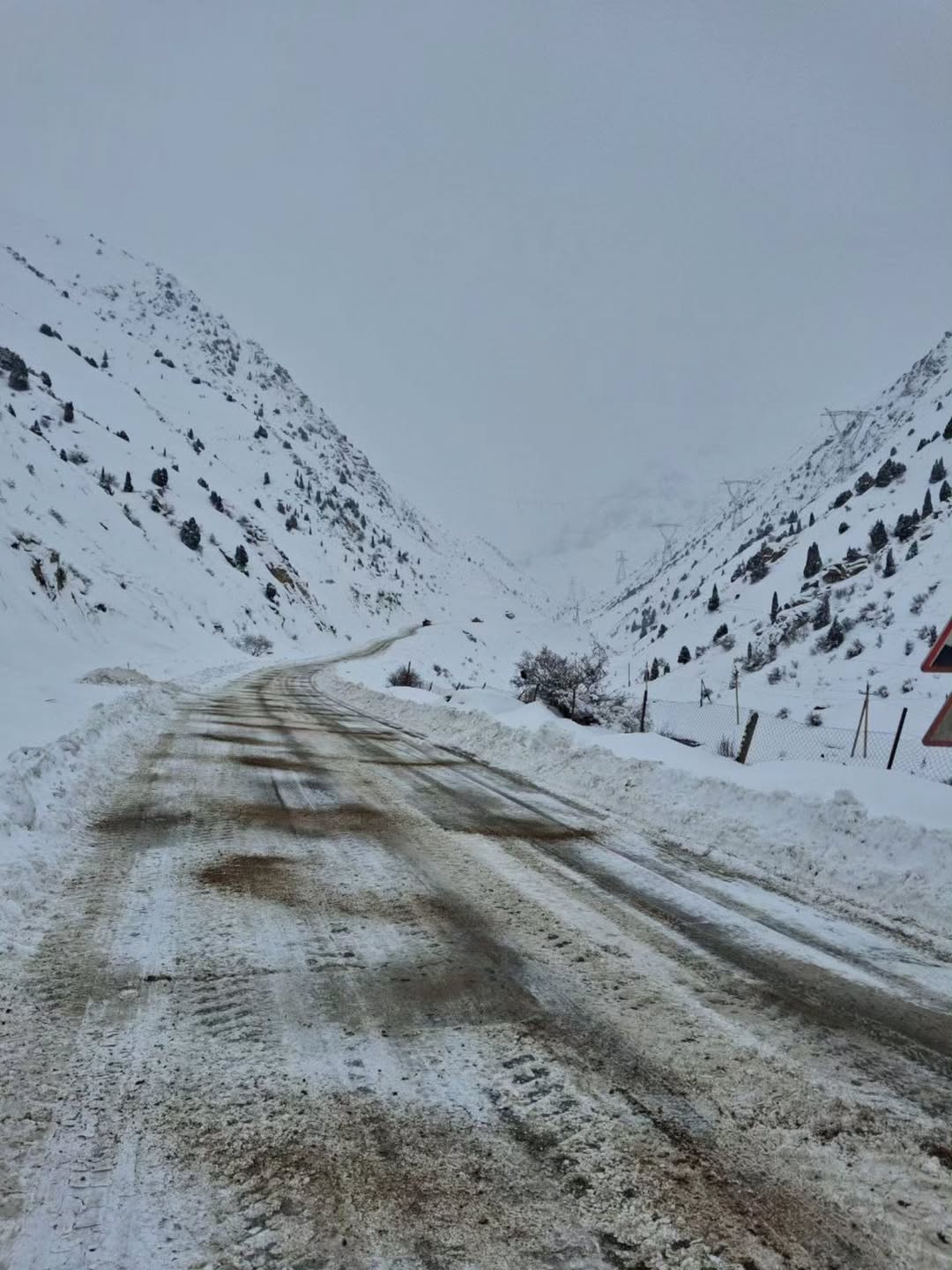 杜尚别-恰纳克公路在雪崩后已重新开放，允许轻轨通行。