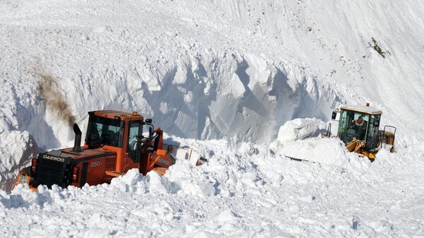 杜尚别-恰纳克公路仍存在较高的雪崩风险。
