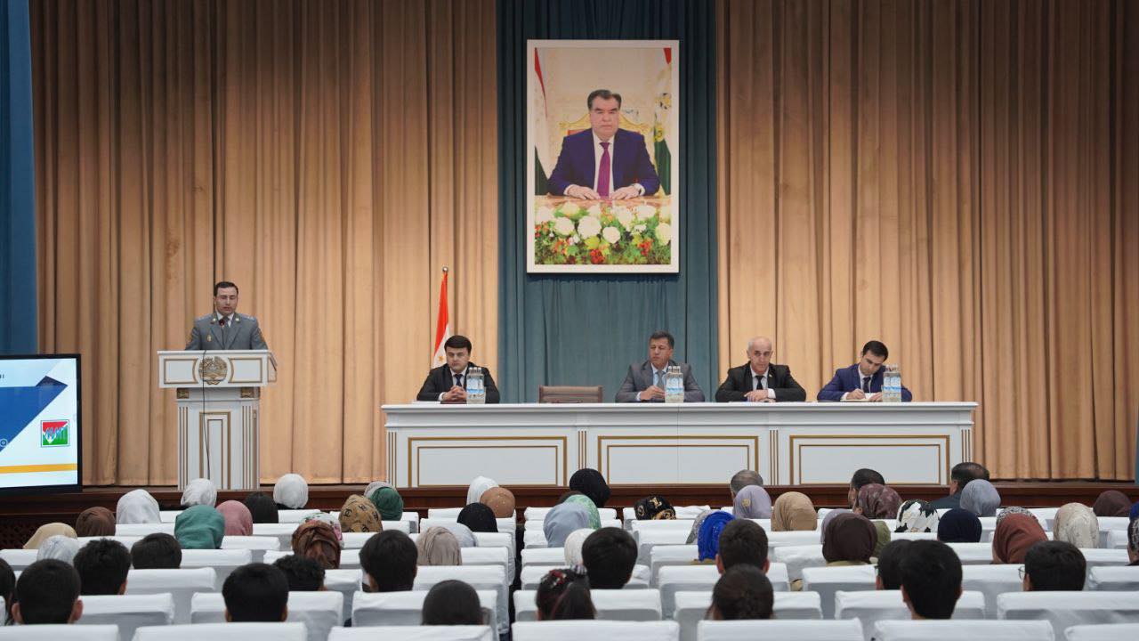 在杜尚别举行了一次关于打击教育领域腐败的会议。
