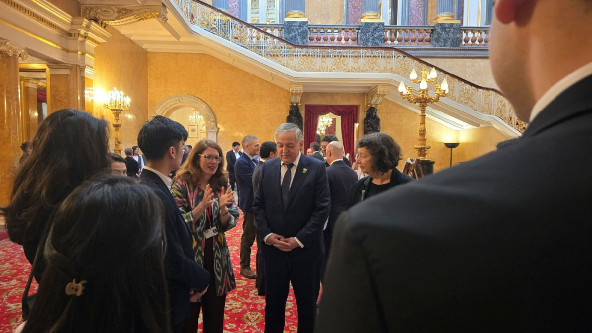 塔吉克斯坦外交部长会见了在英国的学生。