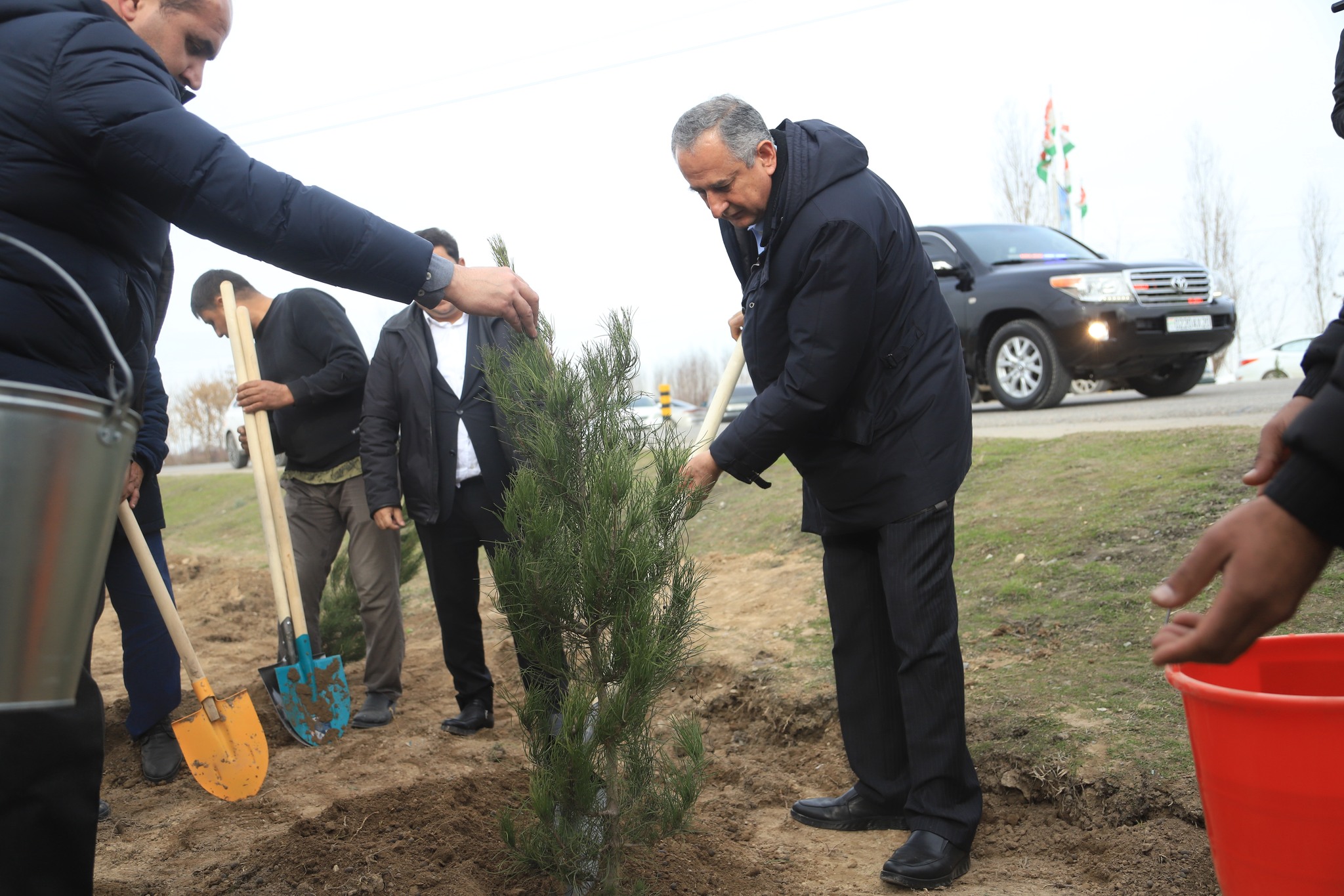 卡特隆市市长参加了在潘吉波扬公路举行的植树活动。