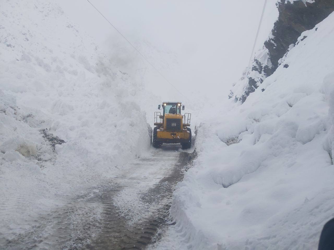 由于雪崩,杜尚别-恰纳克公路交通受限。