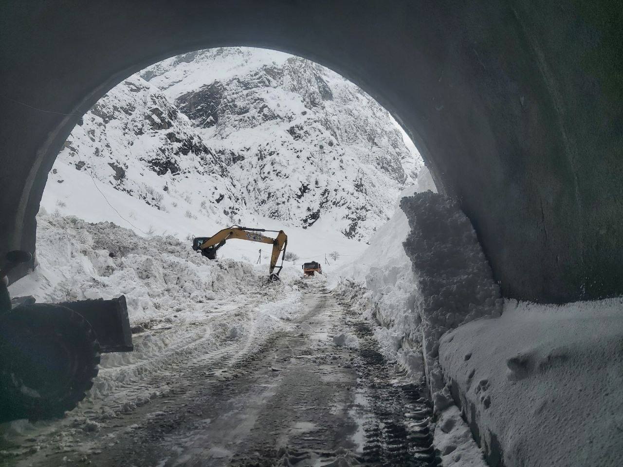 杜尚别-查纳克高速公路发生七次雪崩。