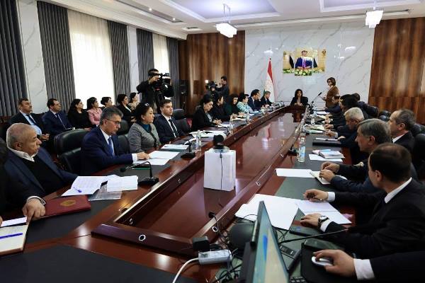 在杜尚别，与会者讨论了“塔吉克斯坦——我挚爱的祖国”竞赛。