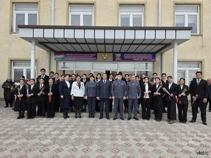 在粟特市各区，100多名小学生在仪式上领取了护照。
