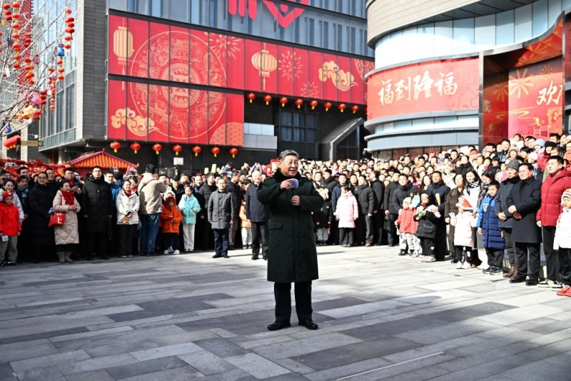 习近平在春节前夕走访北京市民，向全体中国人民致以节日问候。