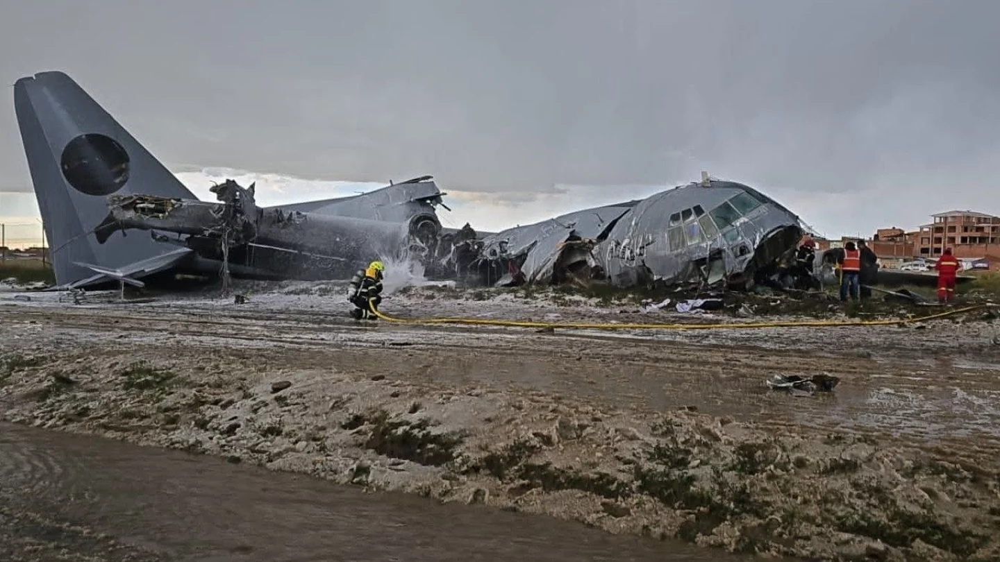 一架载有现金的军用飞机在玻利维亚坠毁，造成15人死亡。