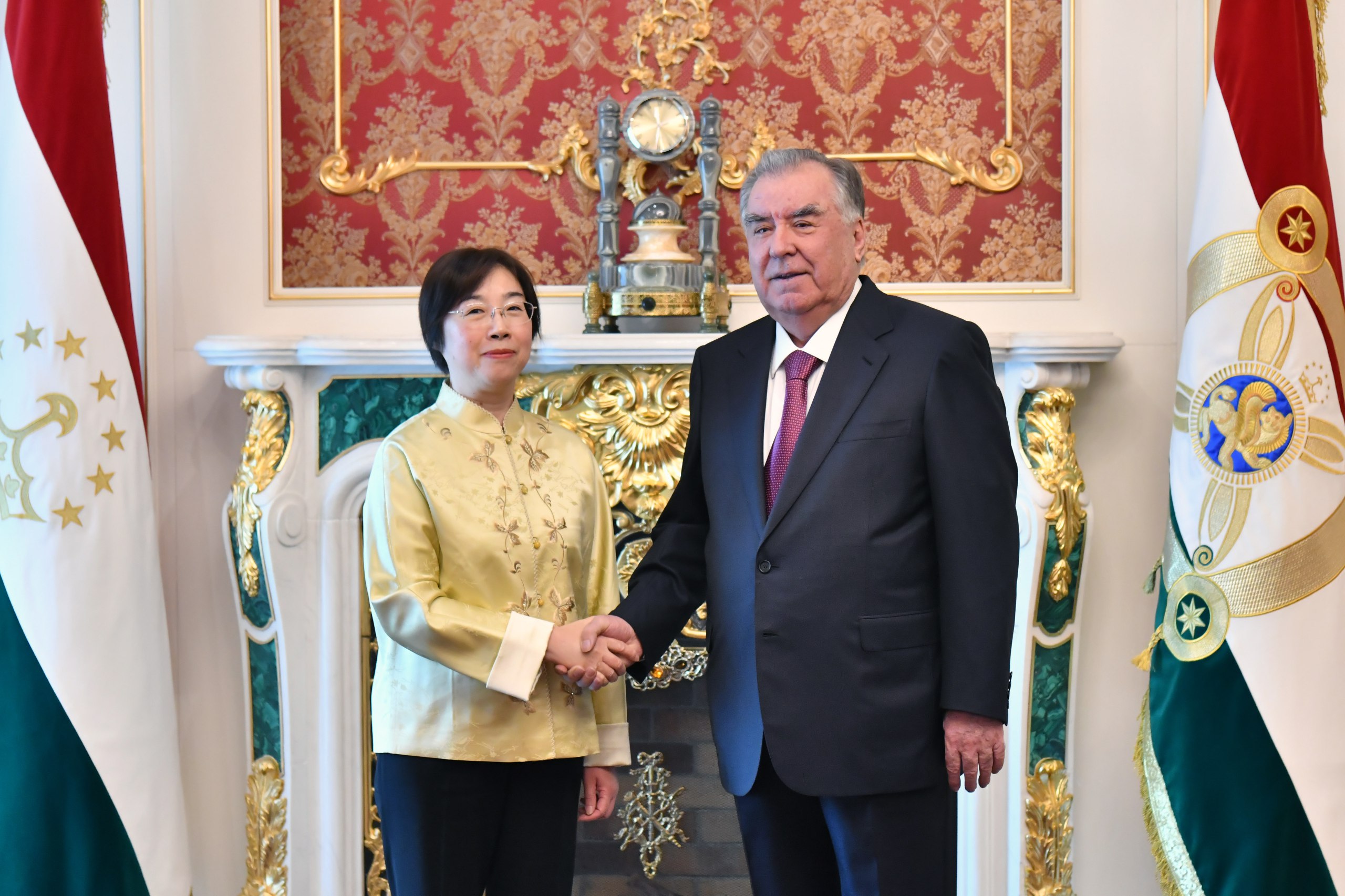 埃莫马利·拉赫蒙接见亚投行行长邹嘉义