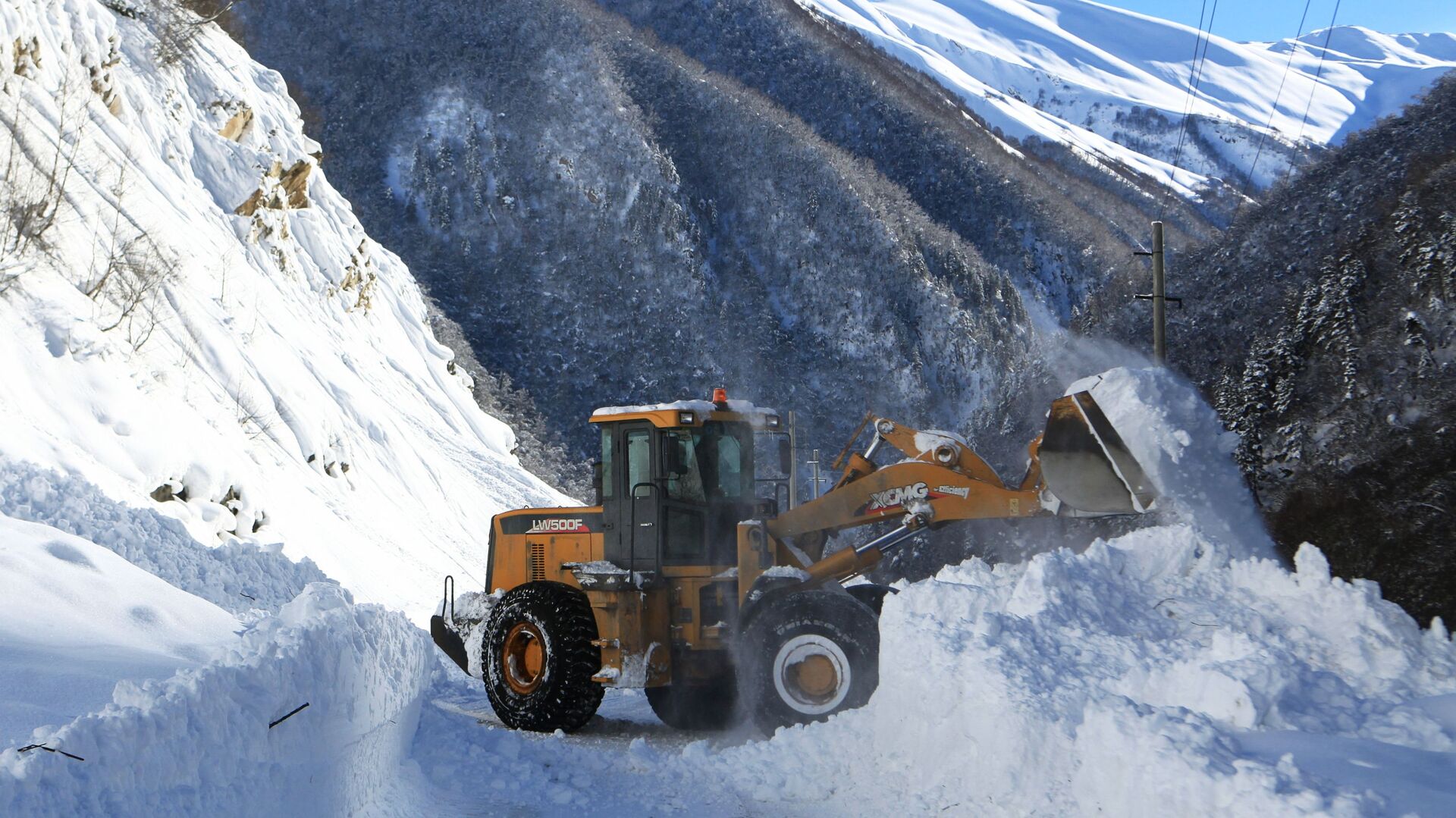 杜尚别-查纳克高速公路预计会发生雪崩。