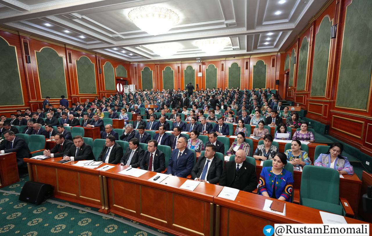第五届人民代表大会在杜尚别举行。