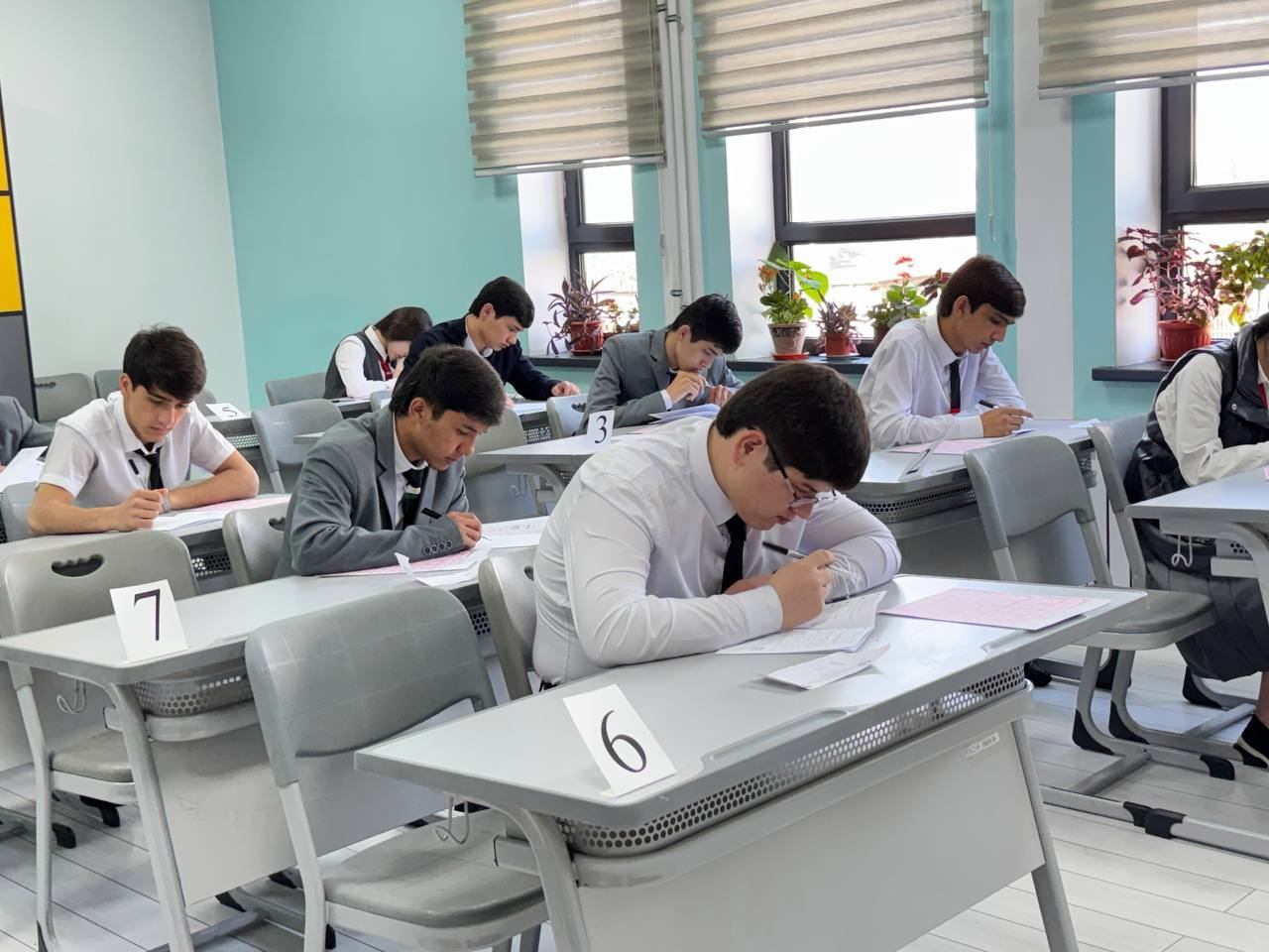在塔吉克斯坦,超过6000名毕业生参加了模拟考试。