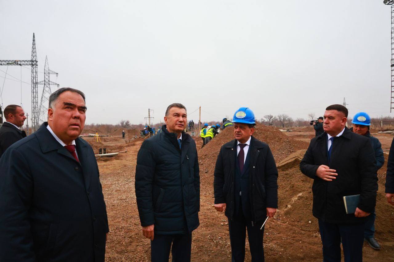 科希尔·拉苏尔佐达视察了阿什特区一座太阳能发电厂的建设情况。