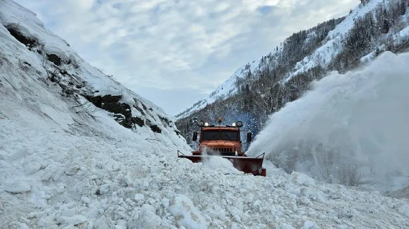 紧急情况委员会警告称,塔吉克斯坦山区存在雪崩和泥石流危险。