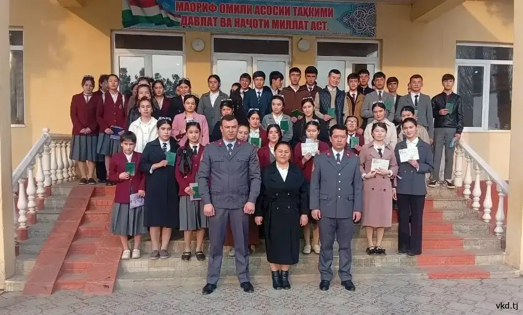 B. Gafurov 区有 170 多名小学生获得了护照。