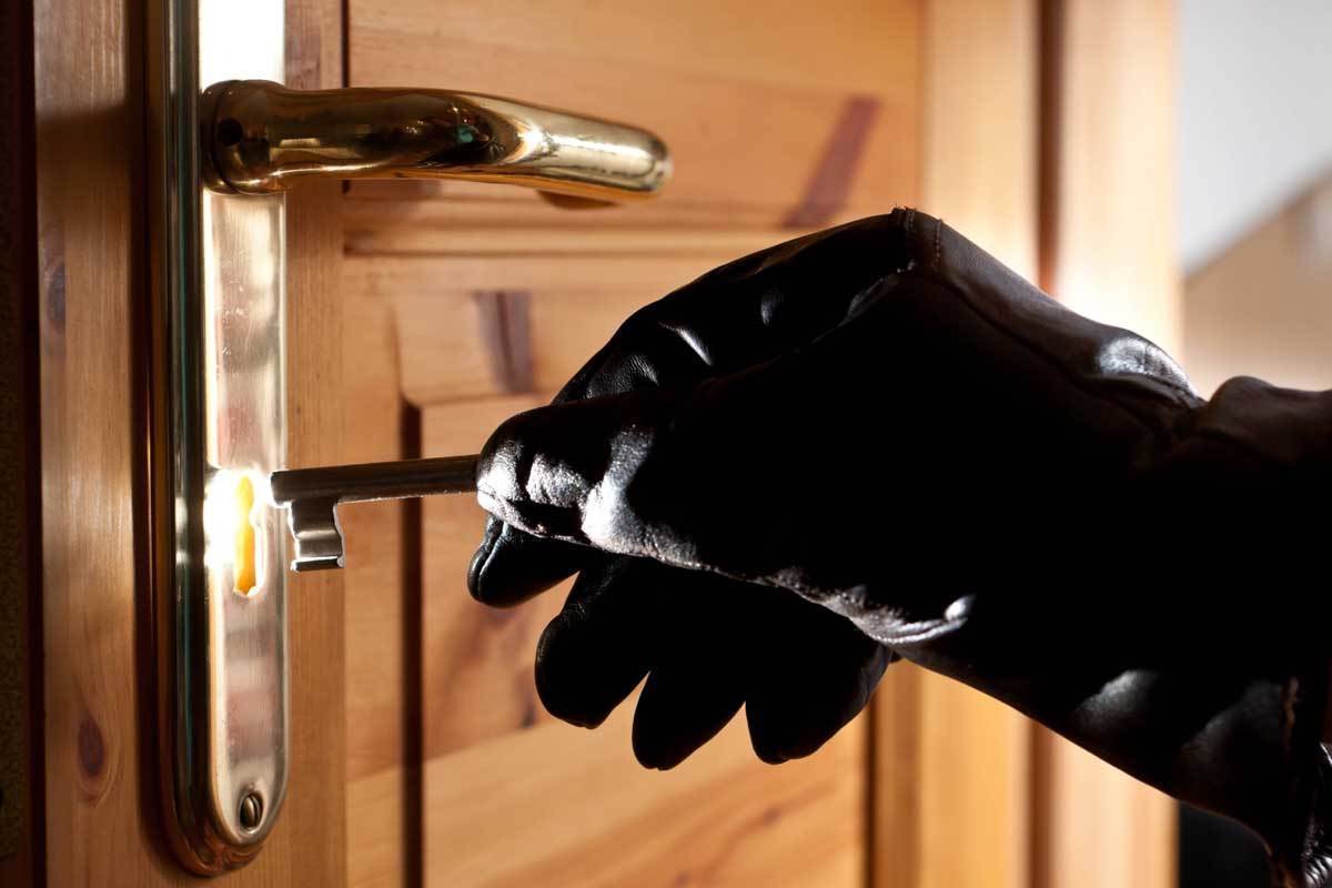 警方在库肖尼永、亚万和彭吉肯特等地破获了多起盗窃和挪用公款案件。