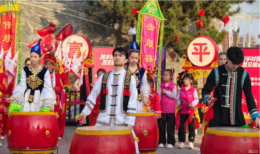 在渭南举办了一场名为“牵手，目光交汇”的中国与中亚青年及媒体文化交流活动。