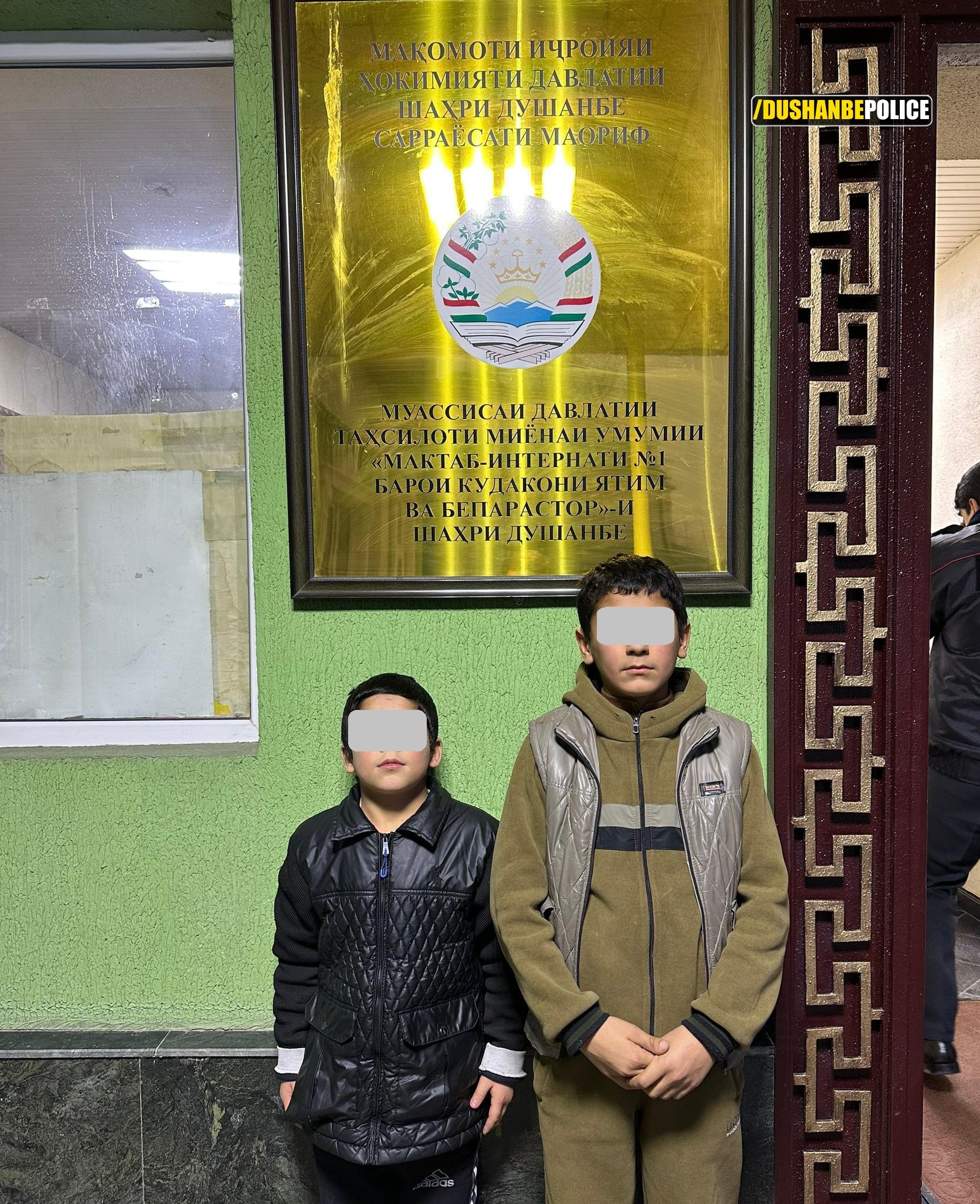 在杜尚别，两名参与乞讨的儿童被从父母身边带走。