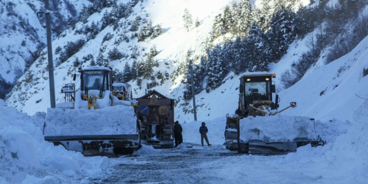 预计4月4日至6日,杜尚别至恰纳克公路沿线将发生雪崩。