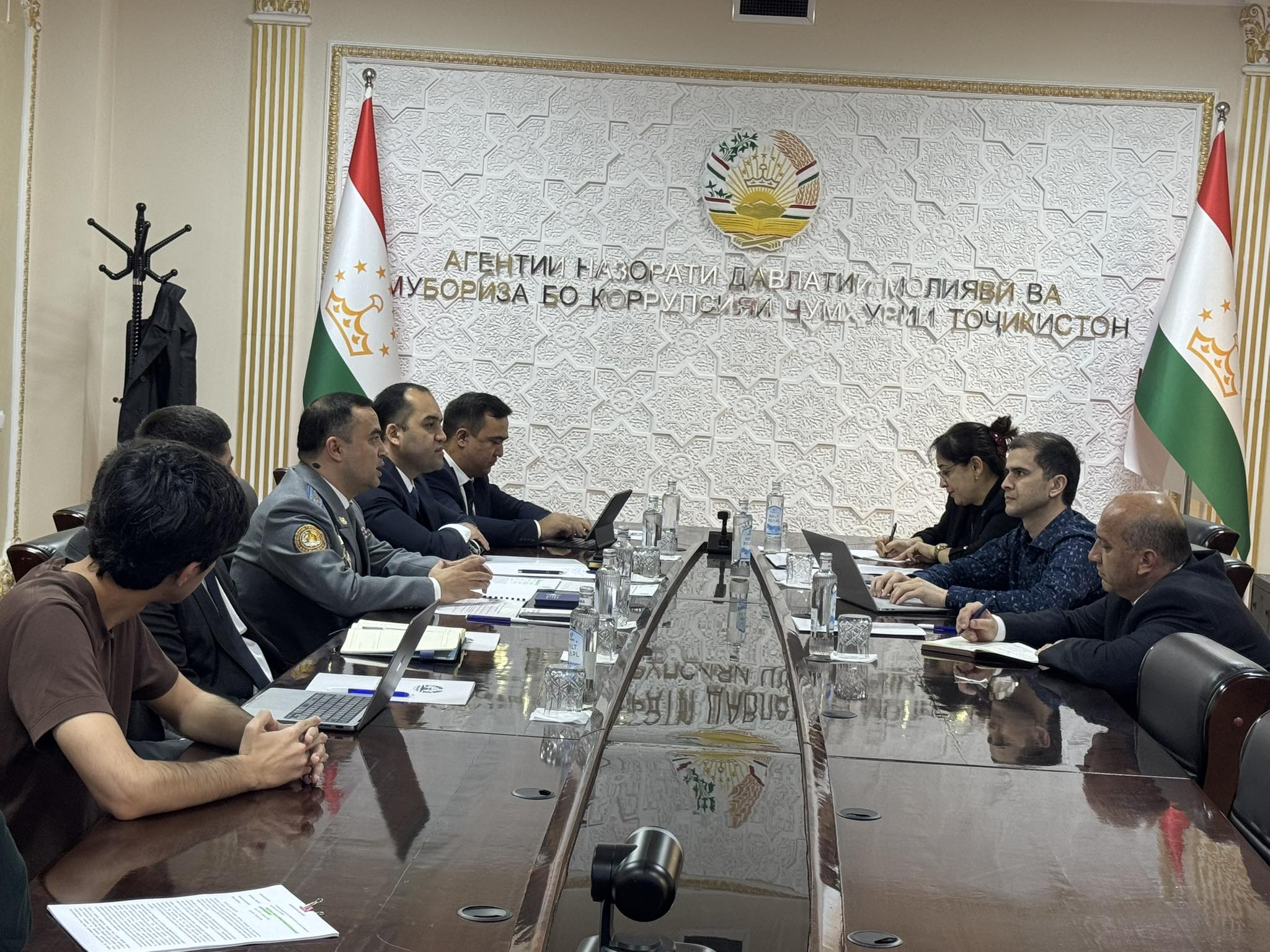 在杜尚别，我们与联合国开发计划署讨论了反腐败方案。