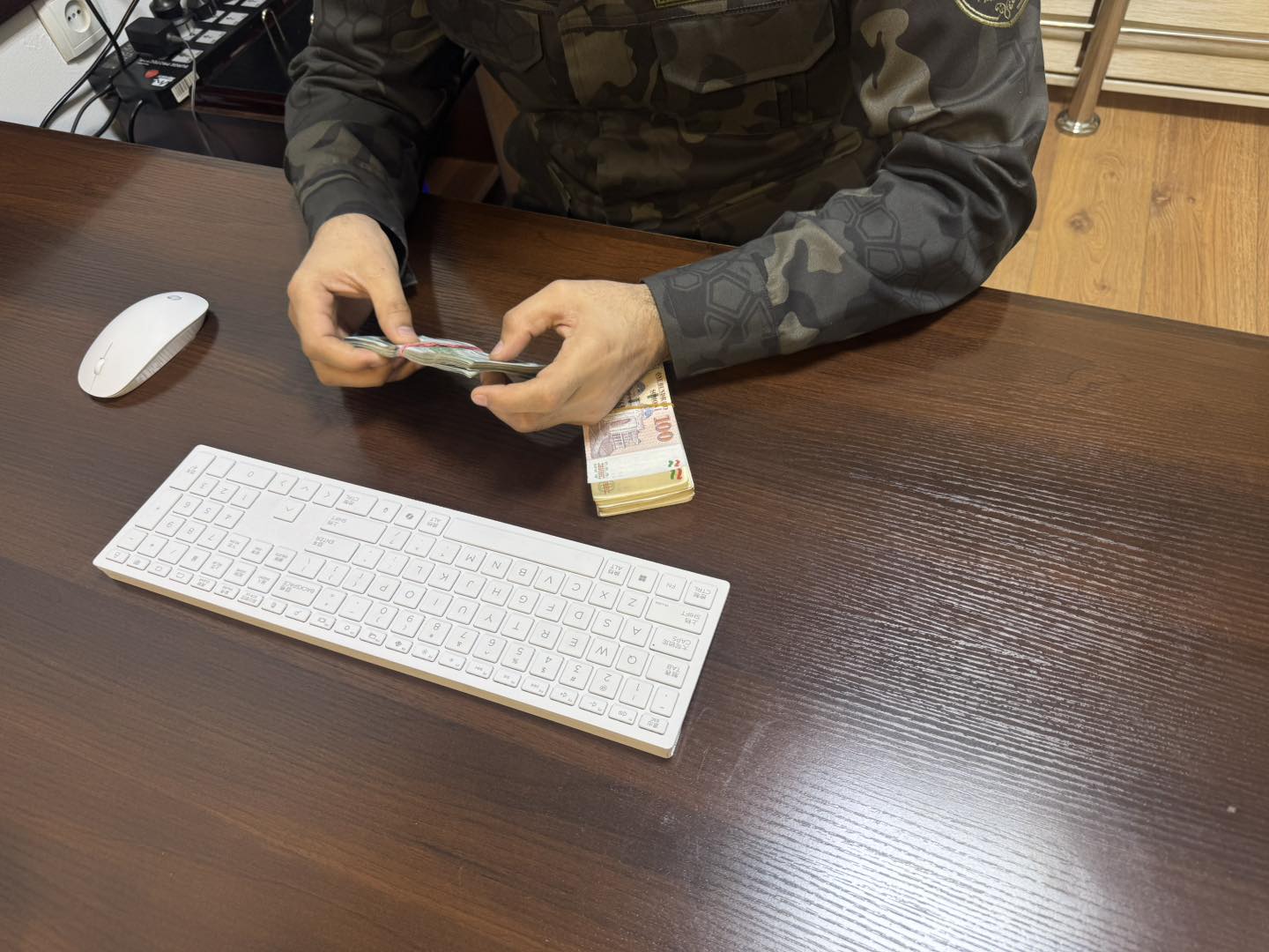 一名征兵处官员被指控收受贿赂，以换取他人延期服兵役。