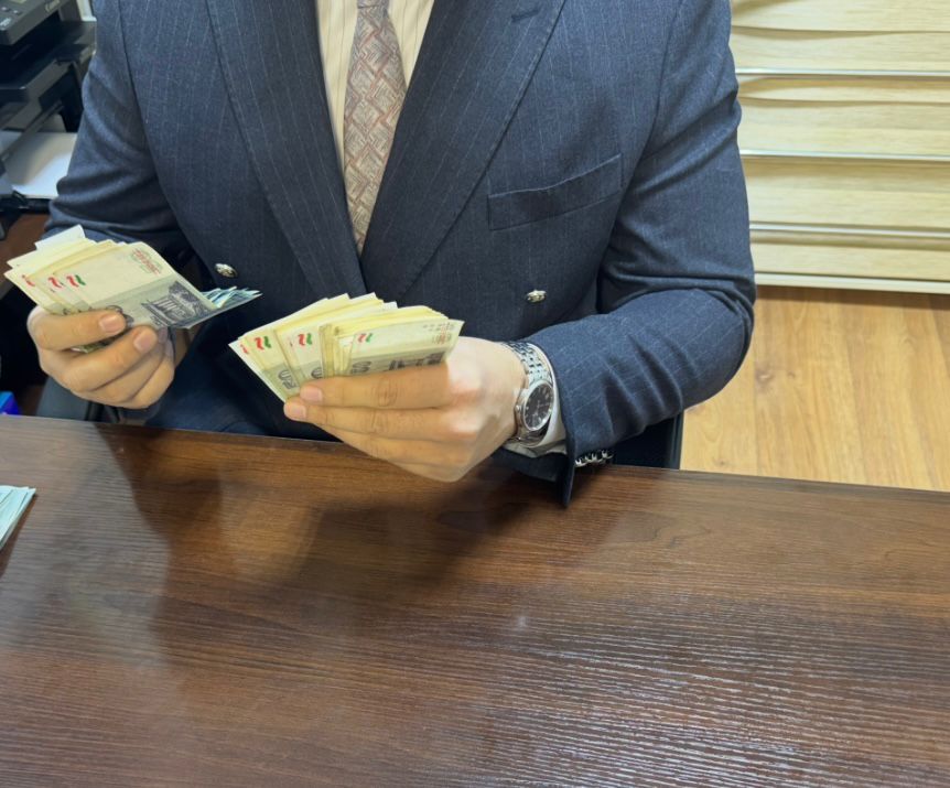 杜尚别一名国有土地管理部门雇员被指控受贿。