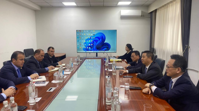 在杜尚别，双方探讨了与中国公司进行投资合作的可能性。