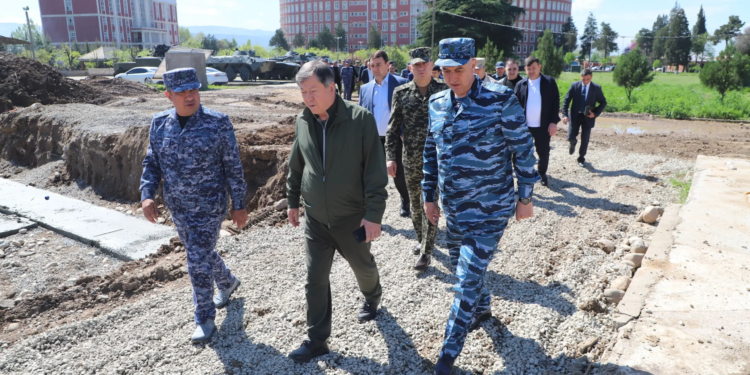 塔吉克斯坦内政部部长视察了杜拉赫尚达贡中学建设工地。
