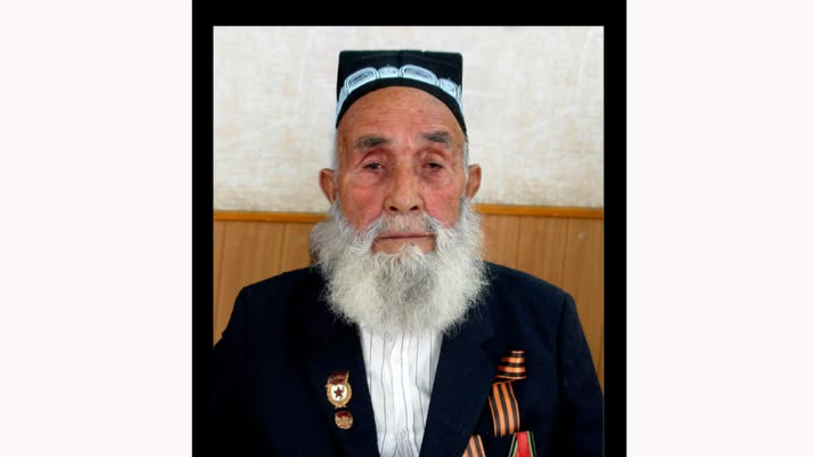 二战老兵拉扎布·伊斯莫诺夫 (Radzhab Ismonov) 在希萨尔去世，享年 100 岁。