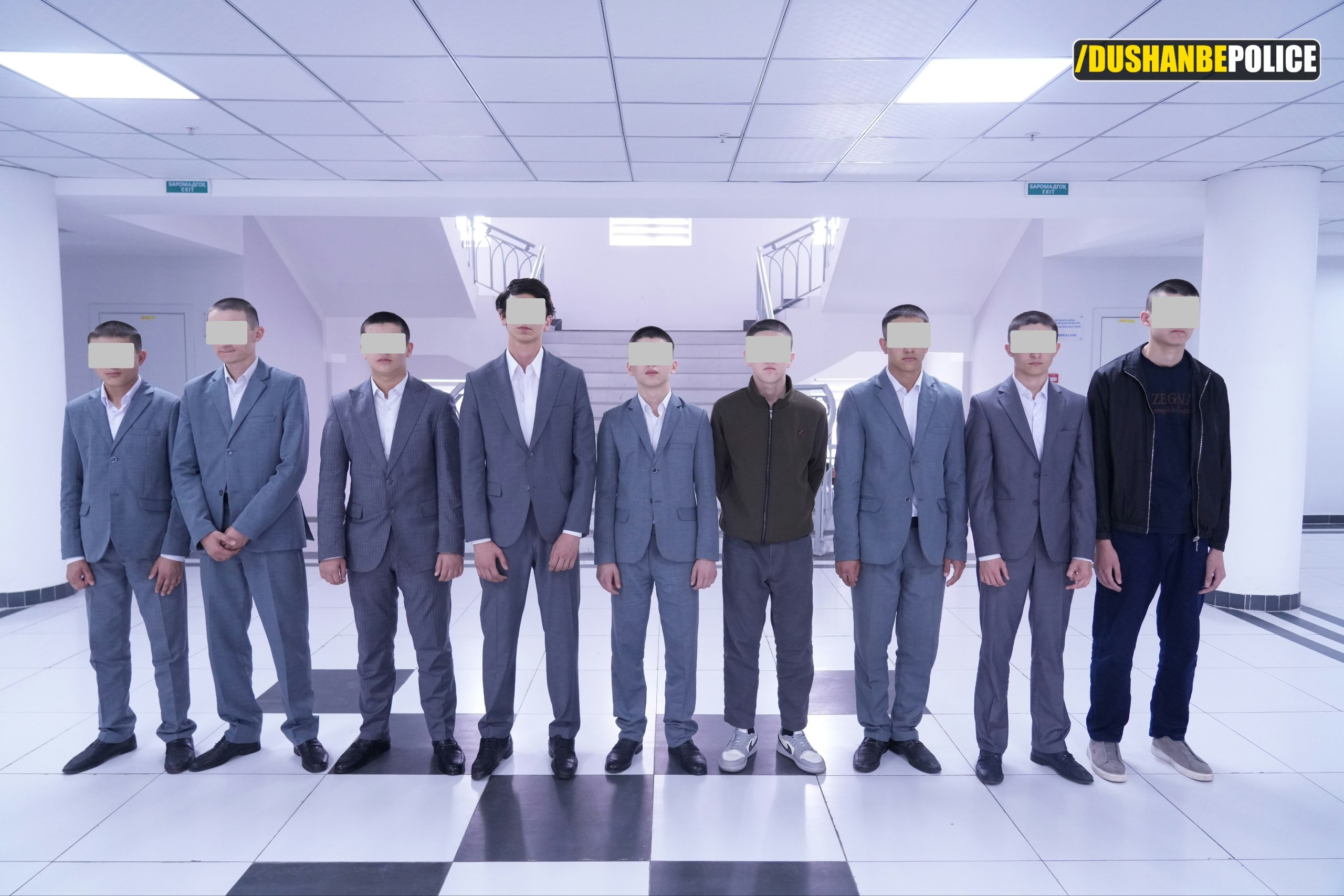 在杜尚别，青少年驾驶租赁车辆进行危险驾驶。