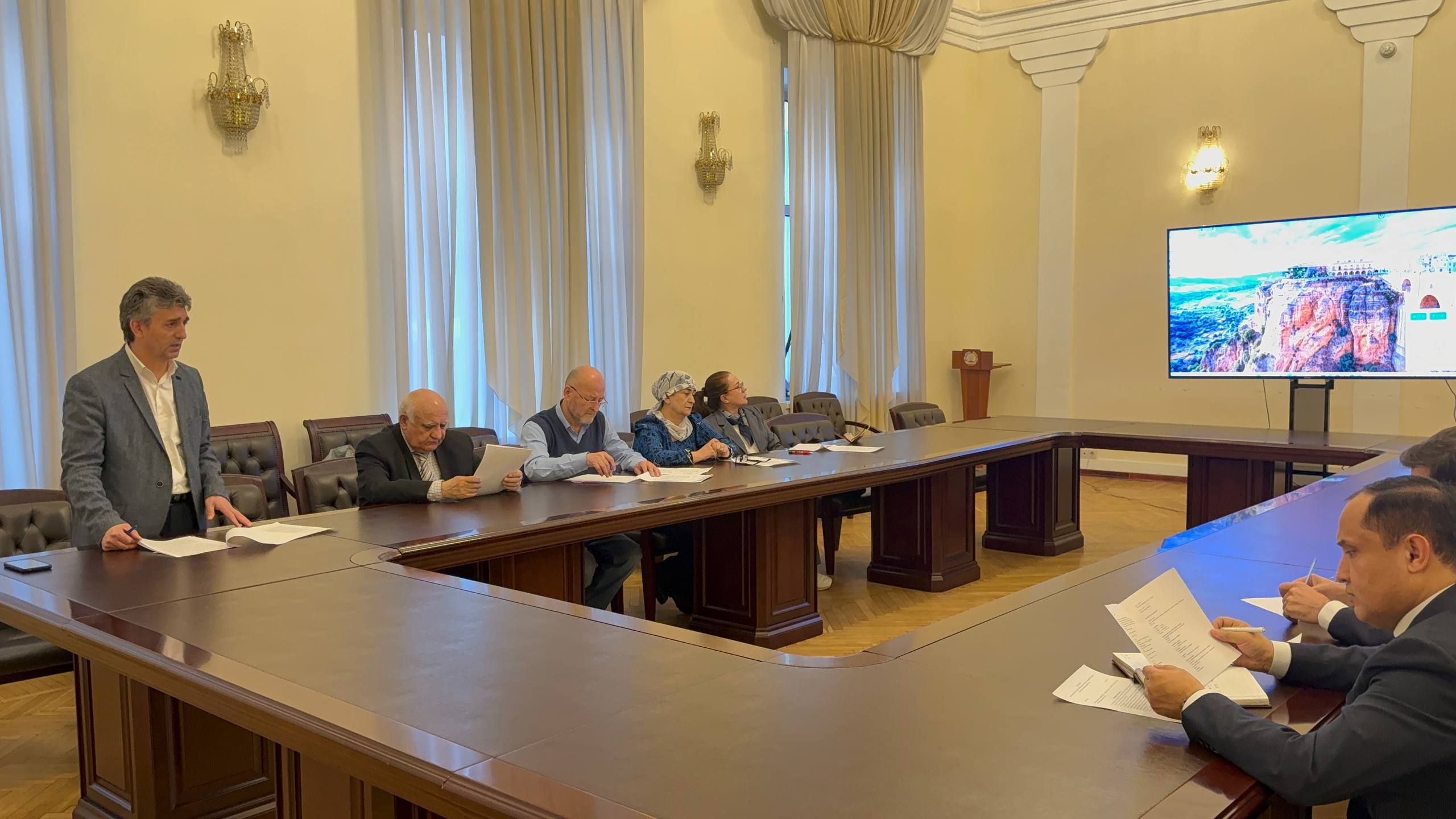 塔吉克斯坦驻莫斯科大使馆举行了公共委员会会议。