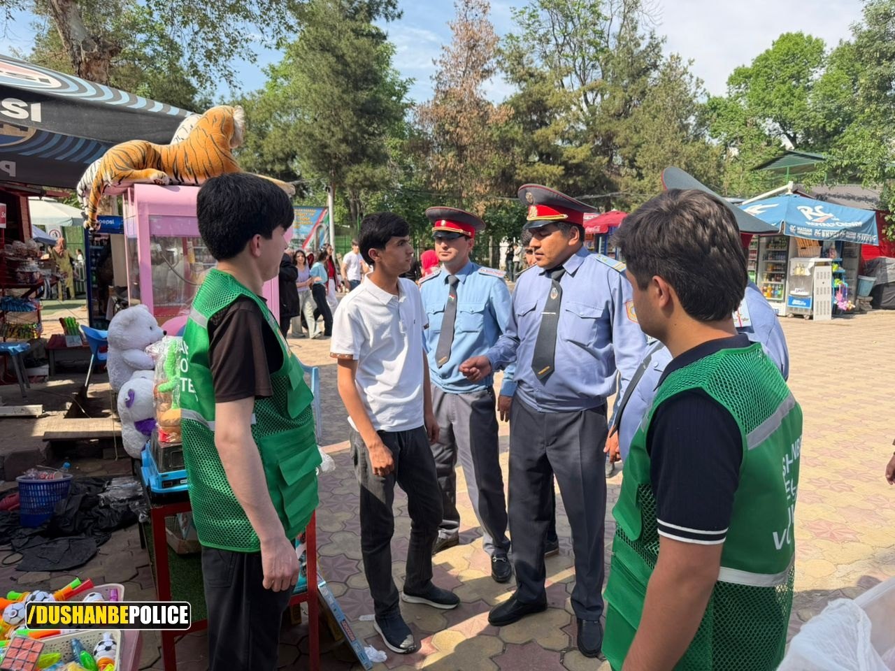 杜尚别居民因乱扔垃圾和破坏绿地而被追究责任。