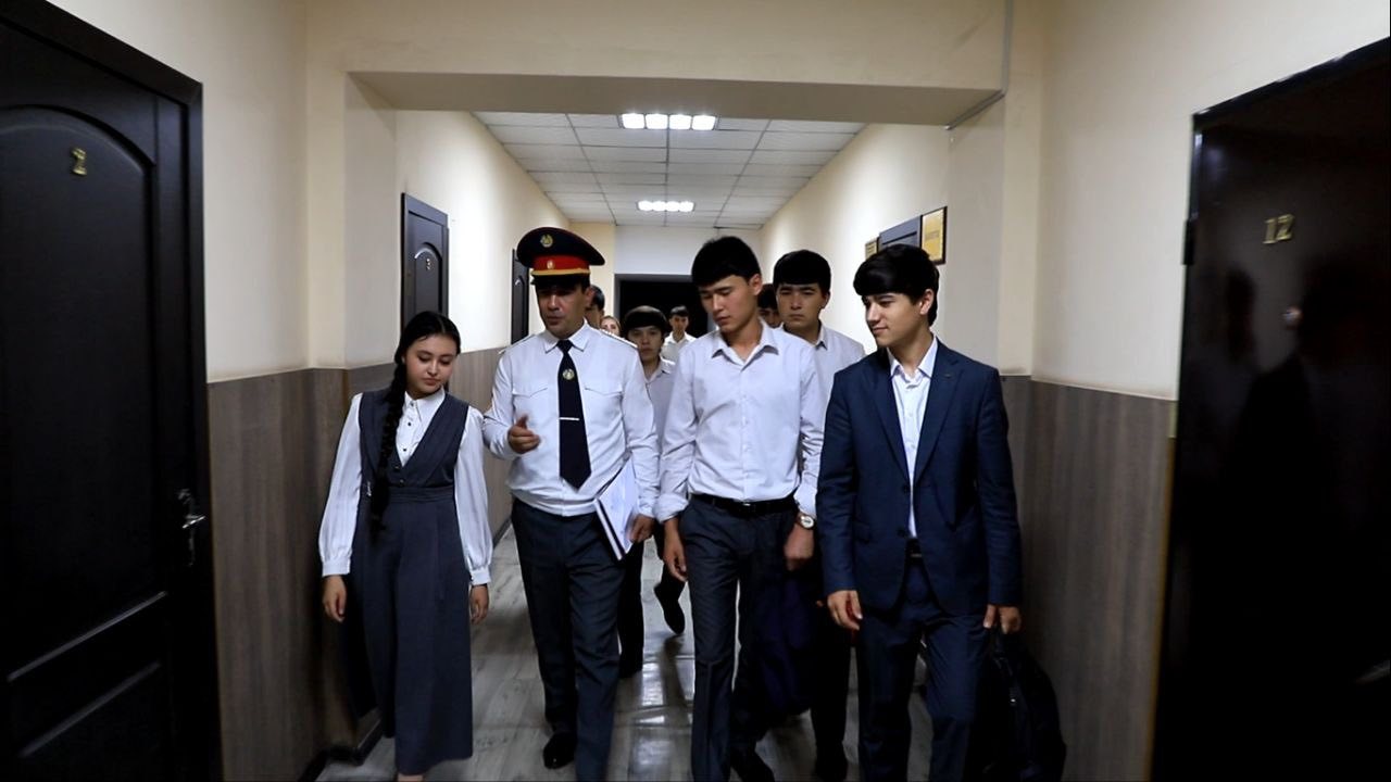 博克塔尔为小学生组织了一次警察局参观活动。