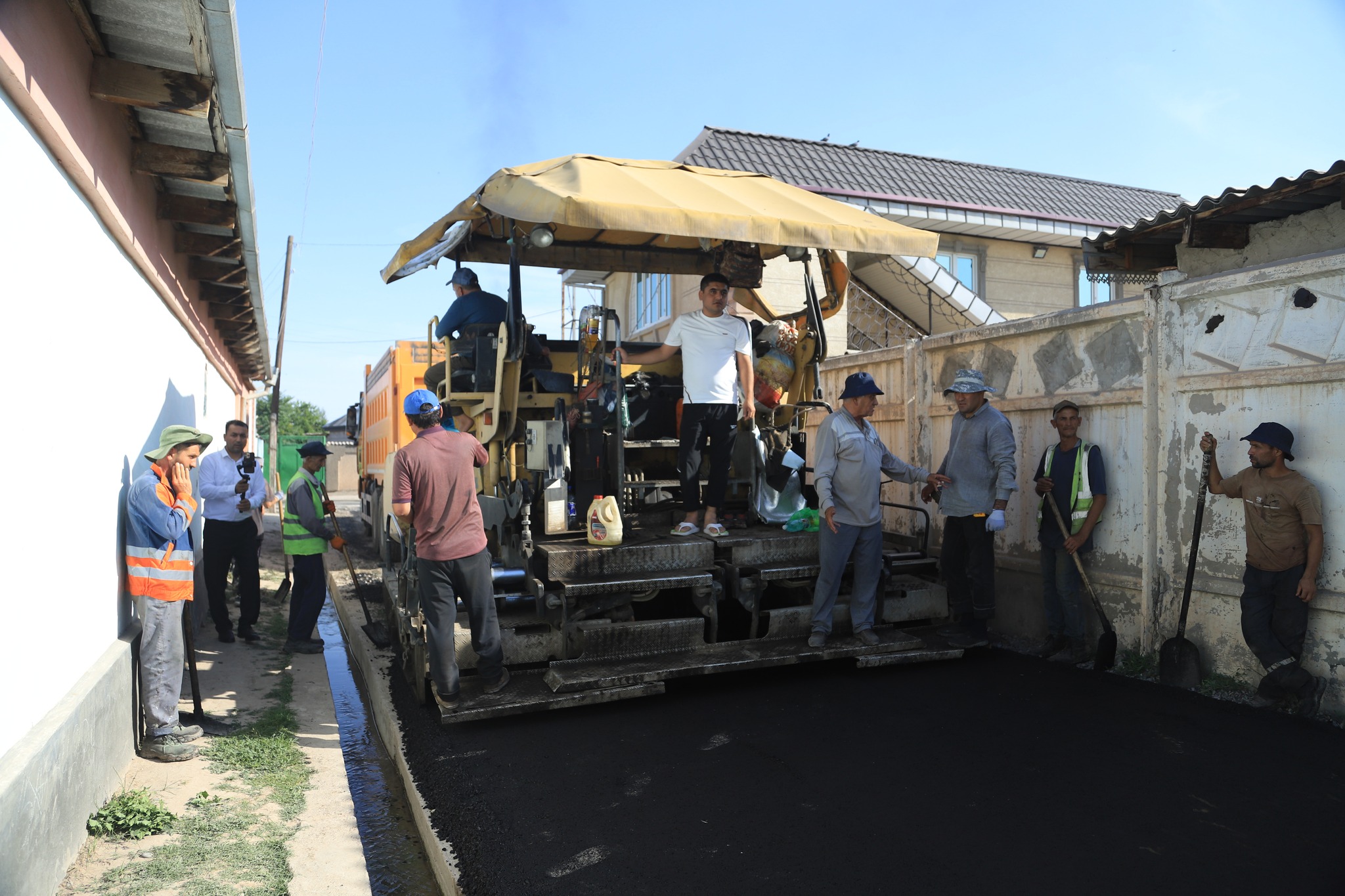 在哈特隆地区的古尔佐尔村，超过6公里的道路已经铺设完毕。