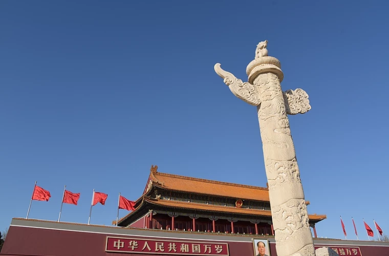 习近平向中国劳动者致以国际劳动节的祝贺