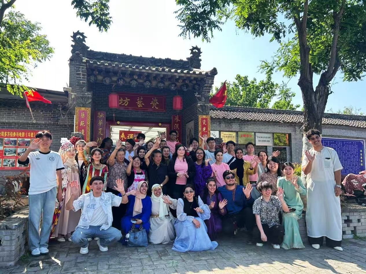 肩并肩，目光交汇——让我们一起互相了解吧。