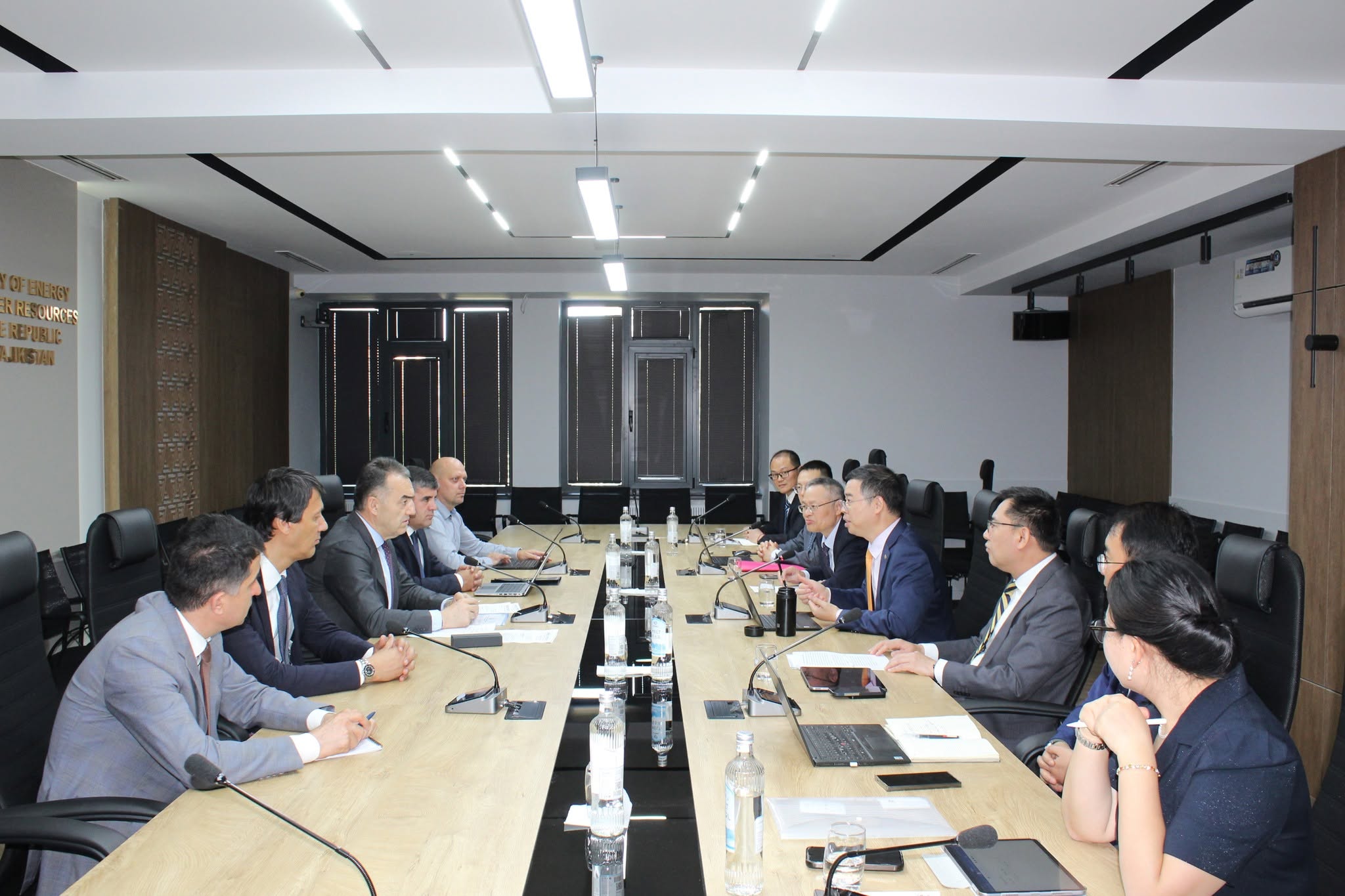 塔吉克斯坦和中国电力建设集团有限公司讨论了太阳能发电厂的建设。