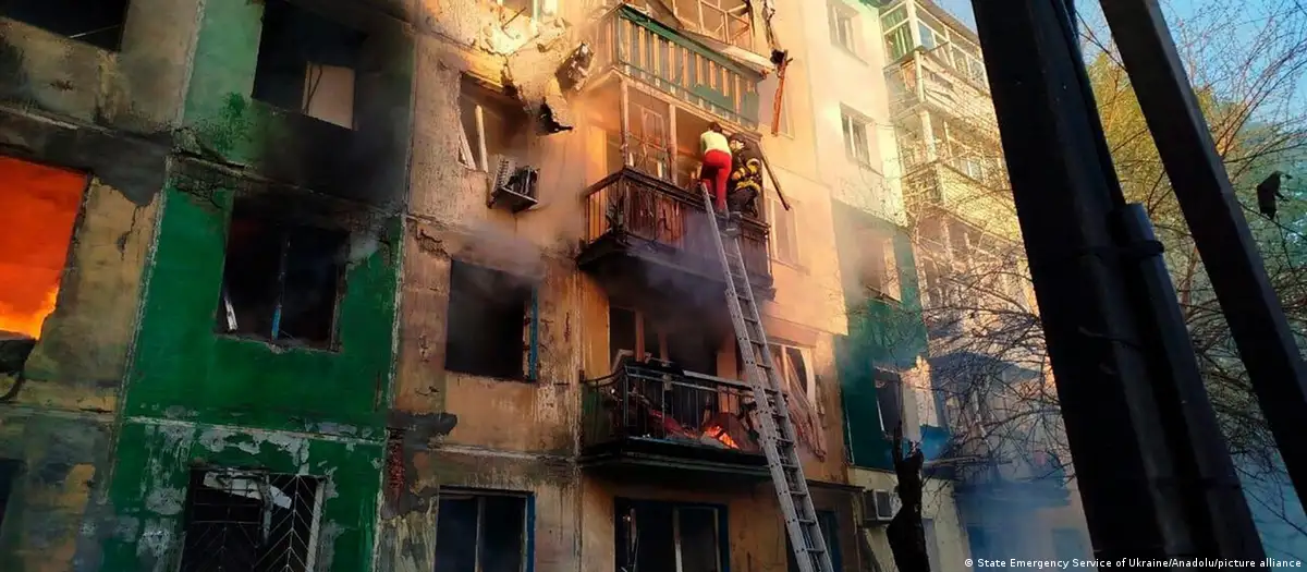 无人机袭击导致巴甫洛格勒一栋高层建筑受损，12人受伤。