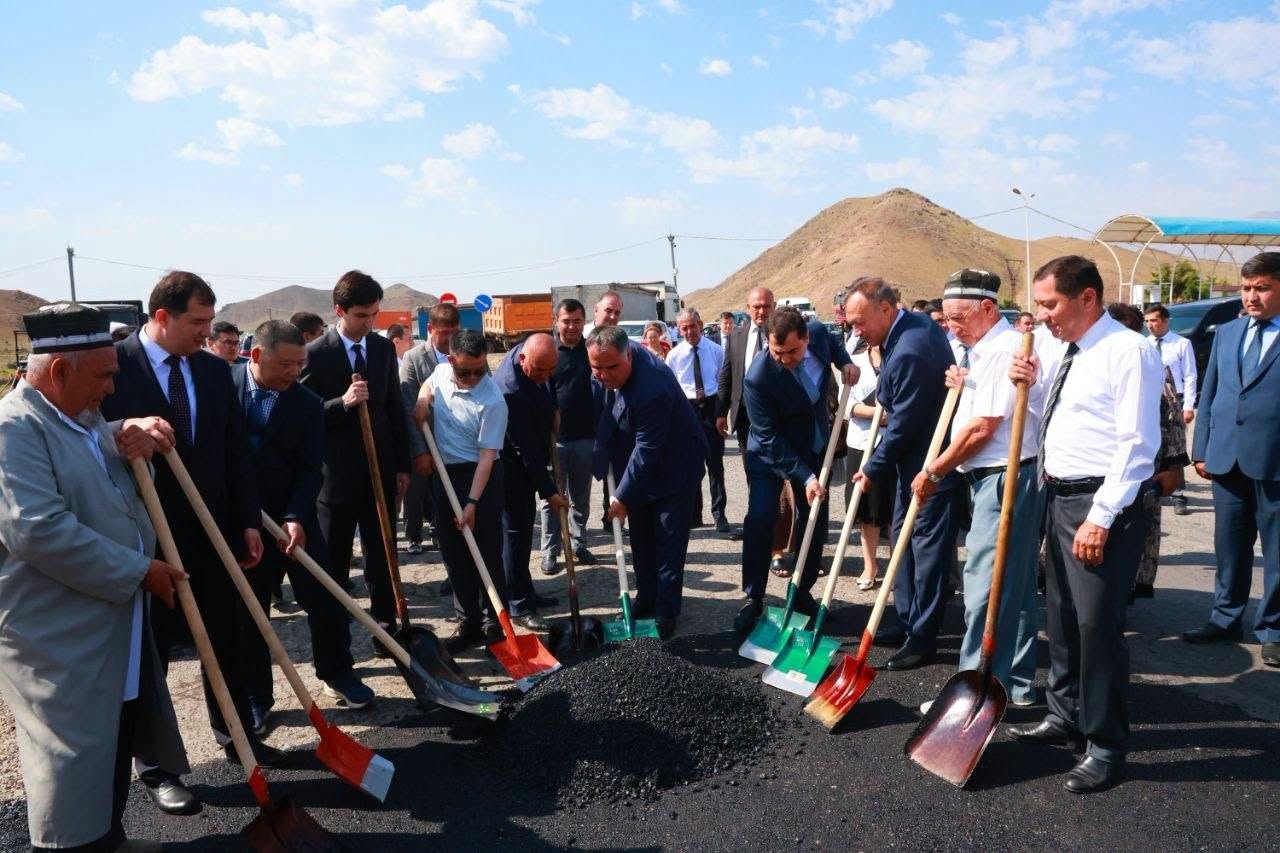 在苏格德地区，胡占德-伊斯蒂克洛尔公路的17.5公里路段已开始铺设路面。