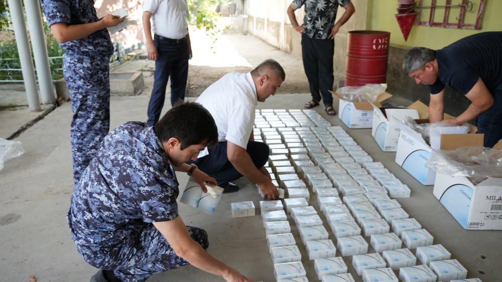 在杜尚别，警方查获了2000包未贴消费税标签的非法流通香烟。