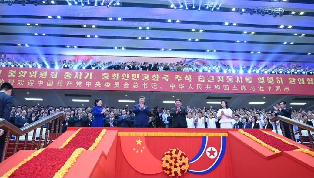 习近平和夫人到平壤观看了一场艺术表演。