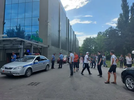 比什凯克十五座行政大楼因炸弹威胁而被封锁。