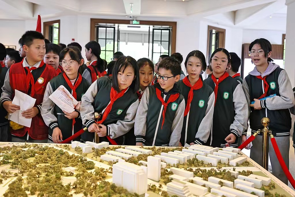 习近平敦促孩子们传承革命传统