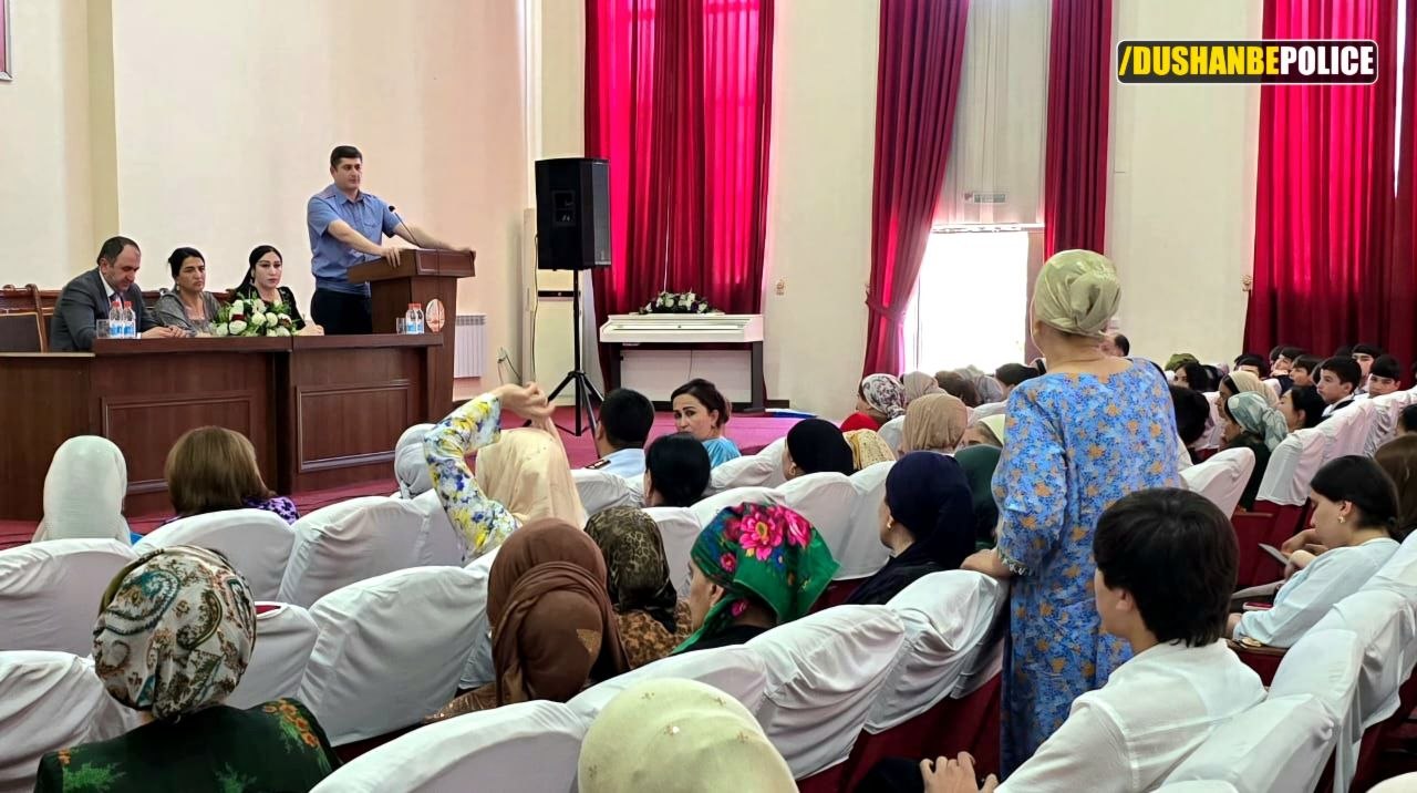 在杜尚别举行了关于父母责任案件的流动法庭听证会。