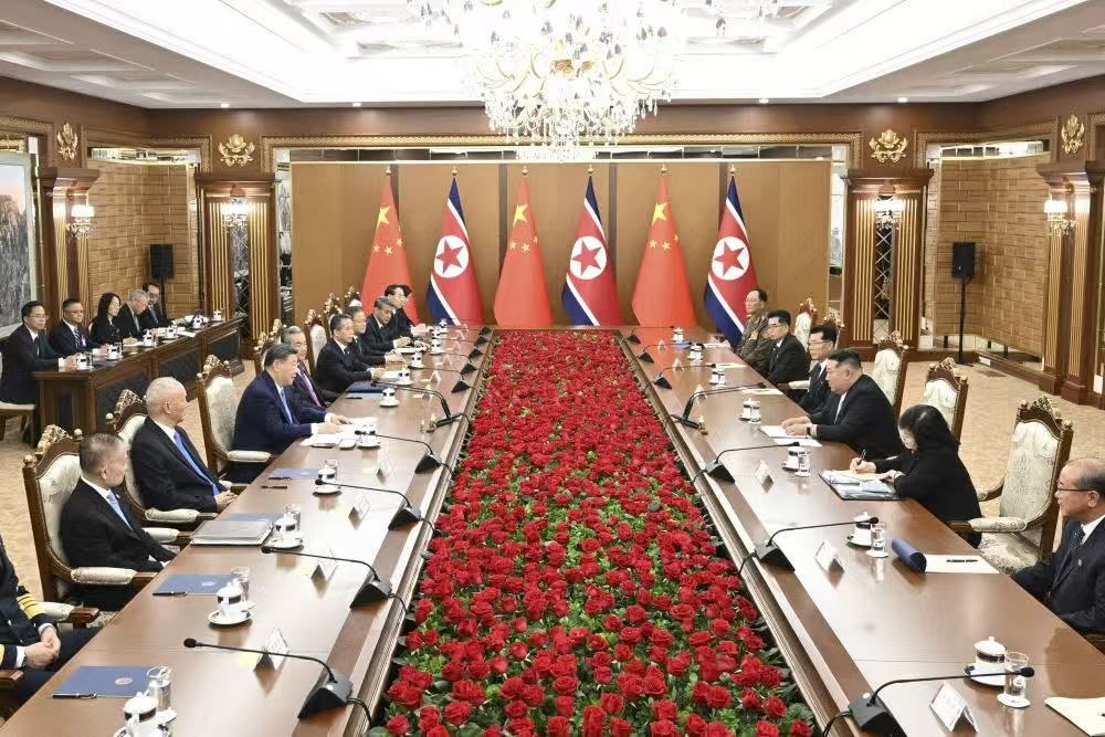 习近平宣布愿与金正恩共同努力，将双边关系提升到新水平。