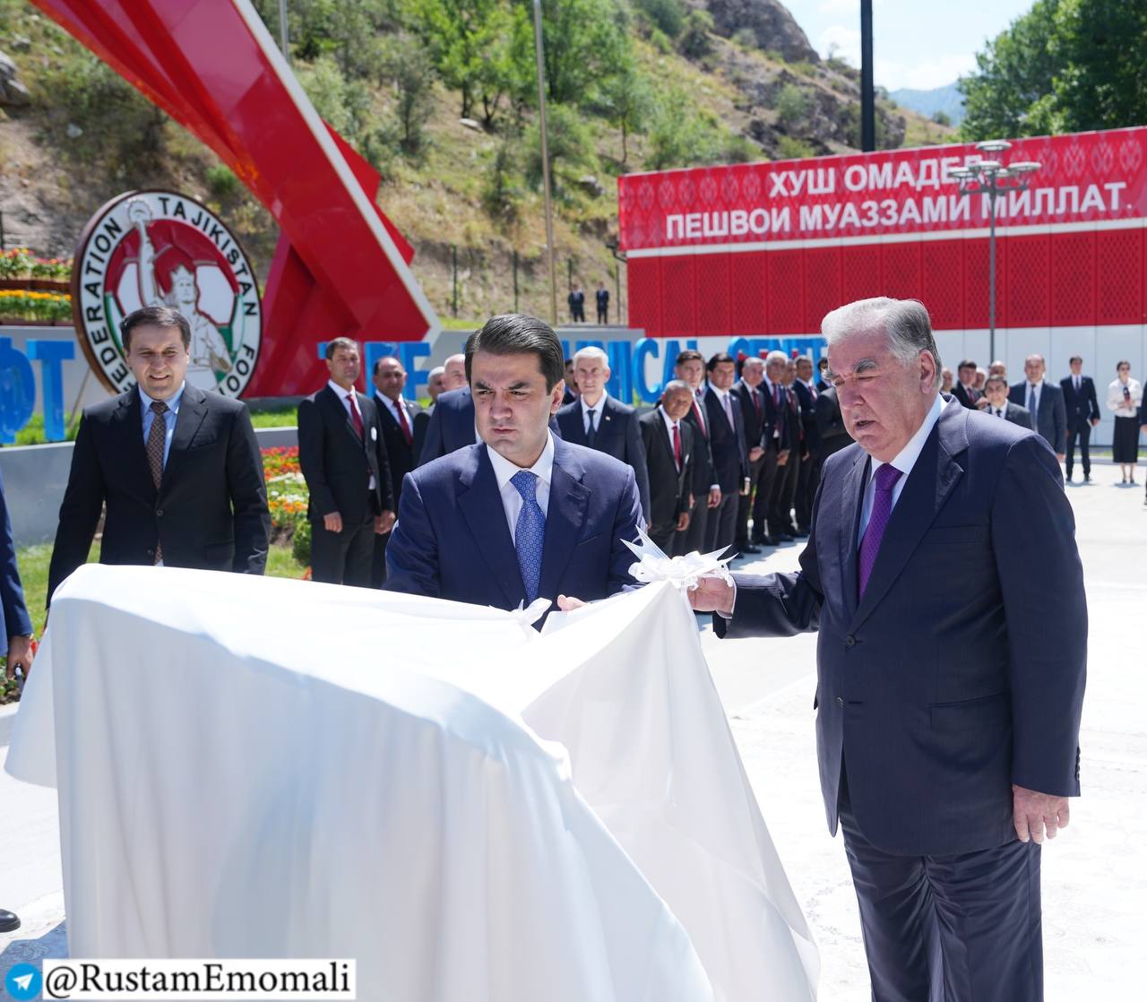 Emomali Rahmon 和 Rustami Emomali 在瓦尔佐布开设了 FFT 技术中心