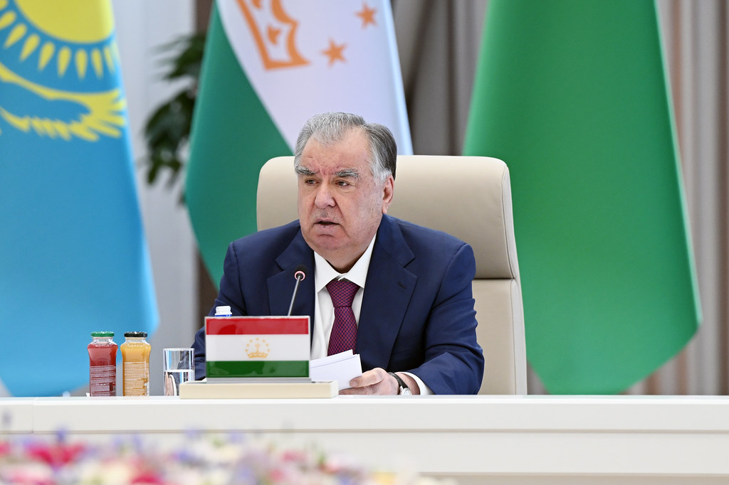埃莫马利·拉赫蒙呼吁该地区各国加强联合决定的实际执行力度。
