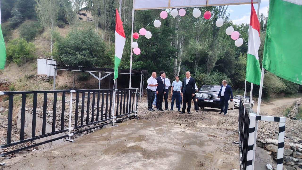 彭吉肯特县明多纳村和齐德村的居民修建了一座公路桥。