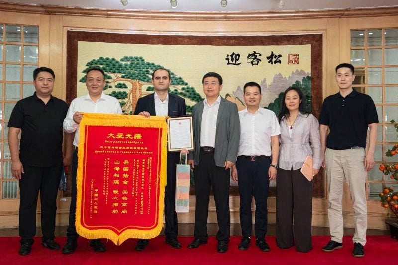 杜尚别一名出租车司机因归还中国游客的手机而获得表彰。