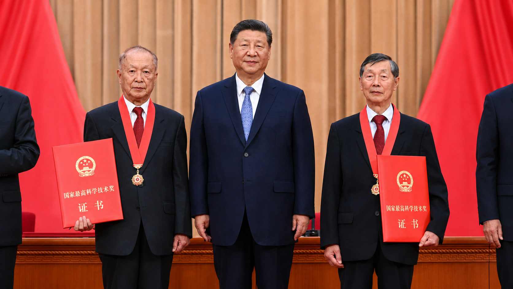 习近平向两位科学家颁发了中国国家科学技术奖。